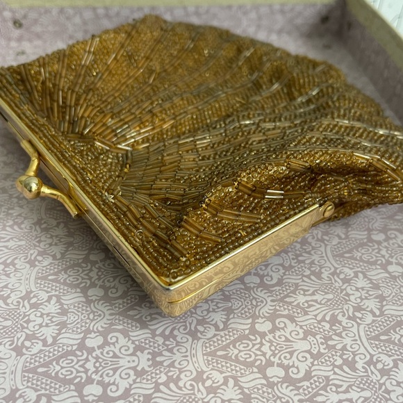 1930’s Gold Beaded ClamShell Design Opera Purse - Picture 4 of 16